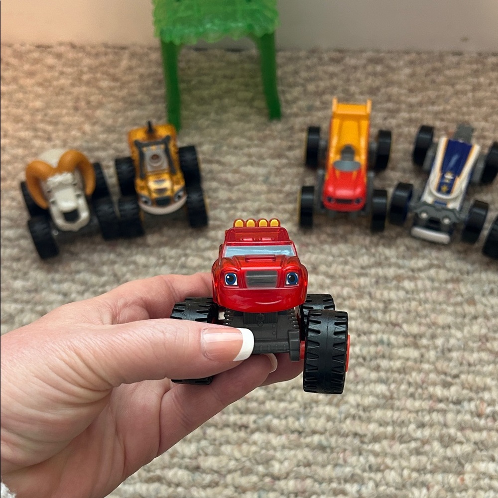 Blaze and the Monster Machines - 7 vehicles and awning for them to drive thru